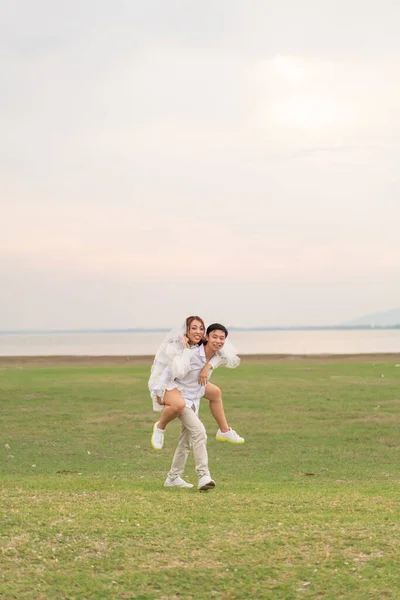 Heureux Jeune Couple Asiatique Dans Les Vêtements Mariée Marié Prêt — Photo