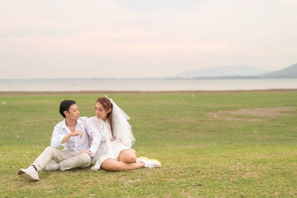 Heureux Jeune Couple Asiatique Dans Les Vêtements Mariée Marié Prêt — Photo