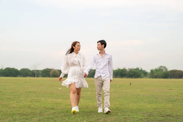 Heureux Jeune Couple Asiatique Dans Les Vêtements Mariée Marié Prêt — Photo