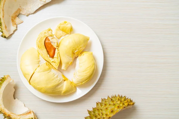 Durian olgun ve taze, durian kabuğu beyaz tabakta.