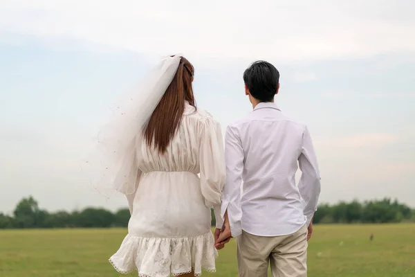 結婚式や結婚式のお祝いの準備ができて花嫁と新郎の服で幸せな若いアジアのカップル — ストック写真