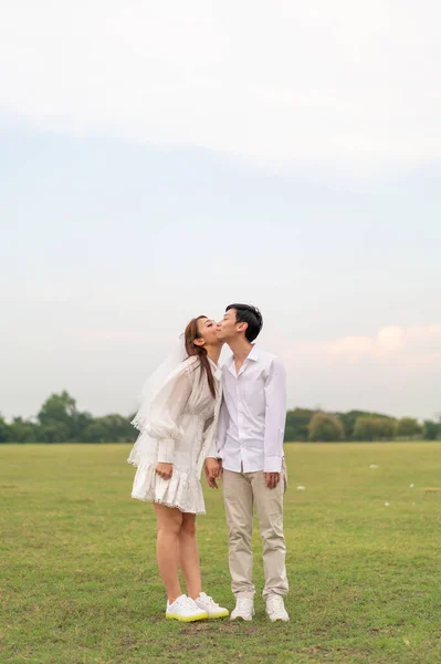 Heureux Jeune Couple Asiatique Dans Les Vêtements Mariée Marié Prêt — Photo