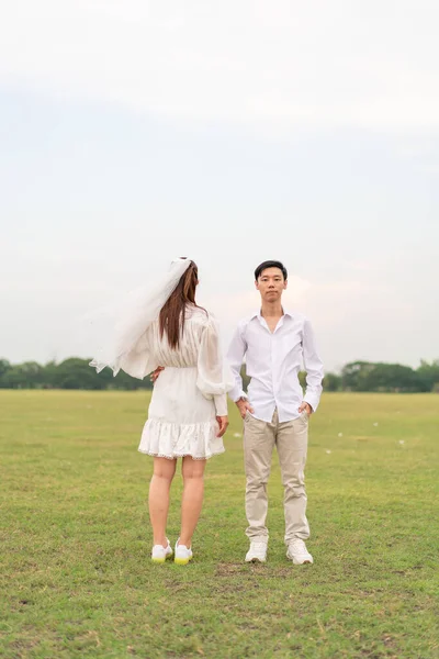 Heureux Jeune Couple Asiatique Dans Les Vêtements Mariée Marié Prêt — Photo
