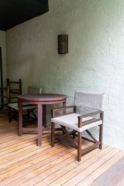 Balkonda boş bir bahçe sandalyesi.