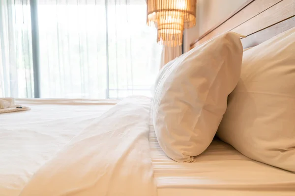 Beyaz Yastık Dekorasyonu Yatak Odasının Tarafında — Stok fotoğraf
