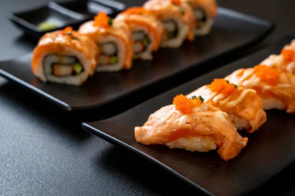 Japon usulü ızgara somon suşisi.