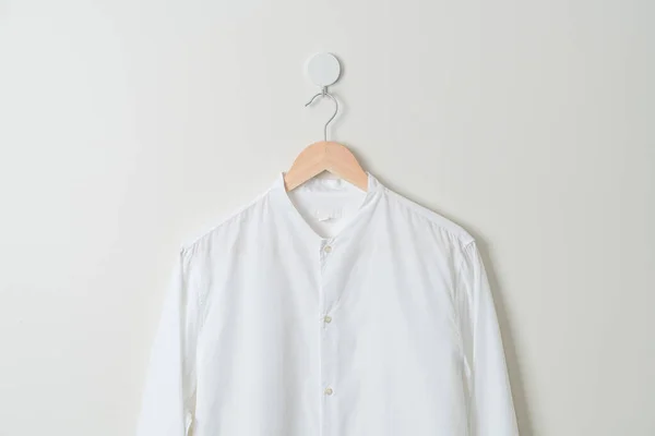 Wisząca Biała Koszula Wieszakiem Ścianie — Zdjęcie stockowe