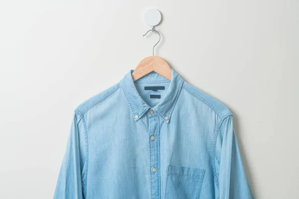 Chemise Suspendue Jean Avec Cintre Bois Sur Mur — Photo