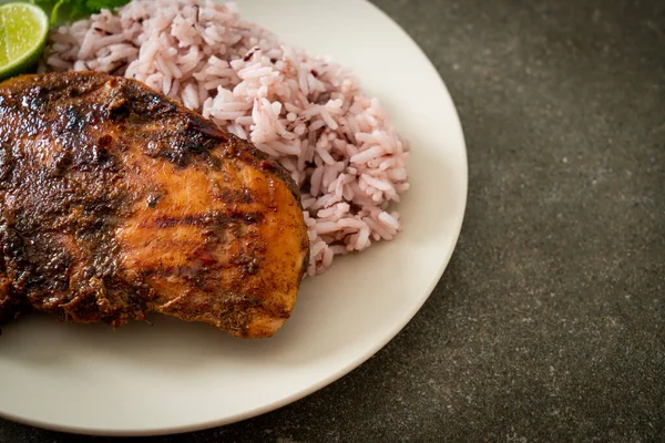 자메이카 음식을 곁들인 자메이카 찌르레기 — 스톡 사진