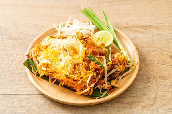 Pad Thai - Tayland usulü kızarmış erişte ve yumurta - Asya usulü