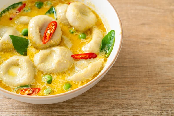 Balık köfteli yeşil köri çorbası - Tayland yemeği tarzı