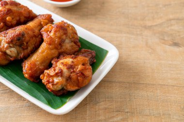 Balık soslu kızarmış tavuk budu.