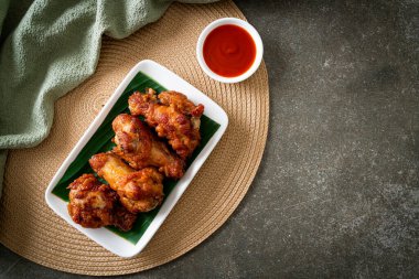 Balık soslu kızarmış tavuk budu.