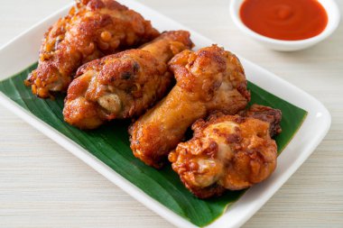 Balık soslu kızarmış tavuk budu.