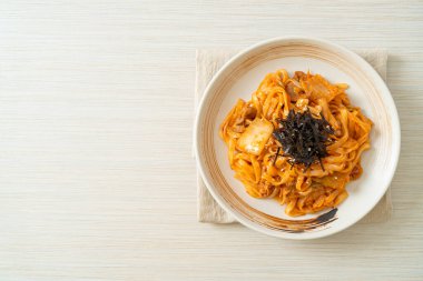 Kore usulü kimchi ve domuz etli kızarmış udon eriştesi.