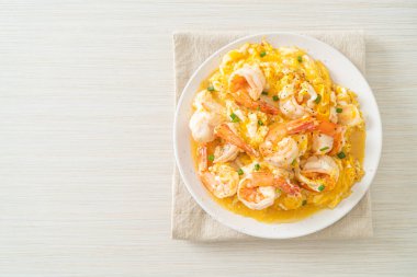 Karidesli ev yapımı kremalı omlet veya çırpılmış yumurta ve karides.