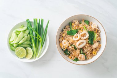 Kalamarlı ya da ahtapotlu pilav. Kalamar, yumurta ve lahana ile kızartılmış pirinç.