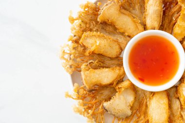 Kızarmış Enoki mantarı ve baharatlı soslu istiridye mantarı. Vejetaryen yemek tarzı.