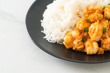 Sarımsaklı kızarmış karides ve pirinçli karides ezmesi.