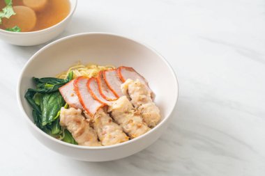 Barbekü Kırmızı Domuz eti ve Asya usulü Çorbalı Wonton Eriştesi.