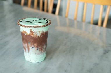 Masada naneli buzlu çikolatalı milkshake bardağı