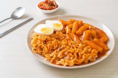 Baharatlı Kore soslu Ramen veya Kore hazır eriştesi ve Tteokbokki - Kore yemeği tarzı