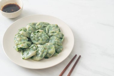 Soslu buğulanmış frenk soğanı. Asya usulü.