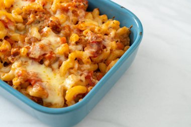 İtalyan usulü peynirli ev yapımı fırında makarna.