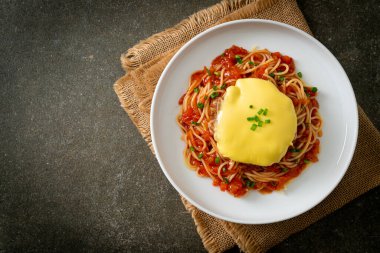 Hamburg ve peynirli spagetti domates sosu.