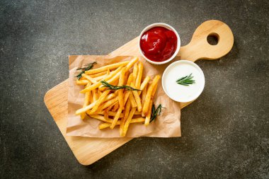 Patates kızartması ya da ekşi krema ve ketçaplı patates cipsi.