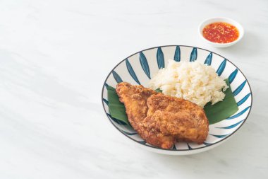 Yapışkan pirinç ve baharatlı tatlı soslu kızarmış tavuk.