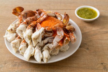 Baharatlı deniz ürünleri soslu haşlanmış mavi yengeç. Deniz ürünleri tarzı.