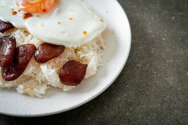 pilav ve sahanda yumurta ve Çin sosisi - Asya usulü ev yapımı yemek