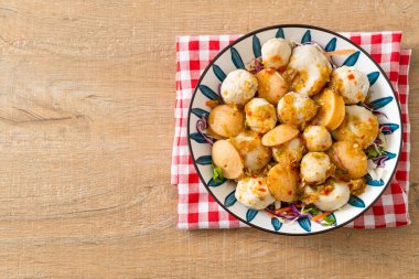 Köfte ve baharatlı salata. Sağlıklı yemek tarzı.