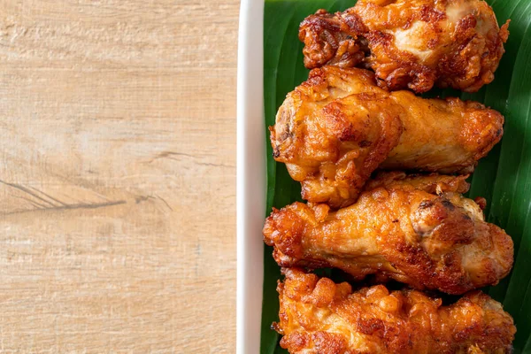 Balık soslu kızarmış tavuk budu.