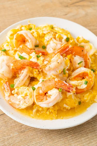 Karidesli ev yapımı kremalı omlet veya çırpılmış yumurta ve karides.
