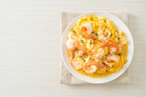 Karidesli ev yapımı kremalı omlet veya çırpılmış yumurta ve karides.