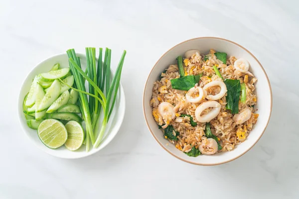 Kalamarlı ya da ahtapotlu pilav. Kalamar, yumurta ve lahana ile kızartılmış pirinç.