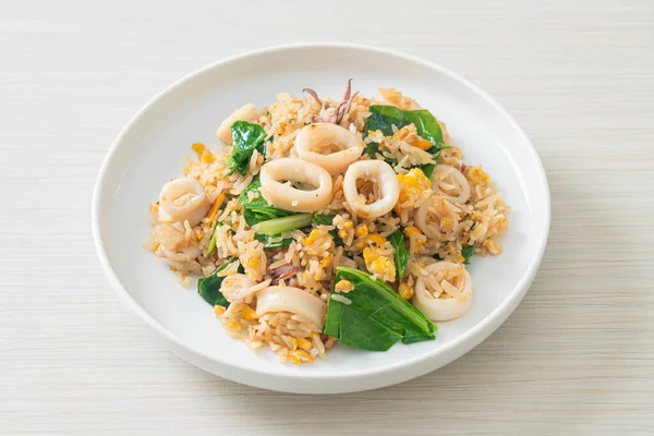 Kalamar ya da ahtapotlu pilav. Kalamar, yumurta ve lahana ile kızartılmış pilav.