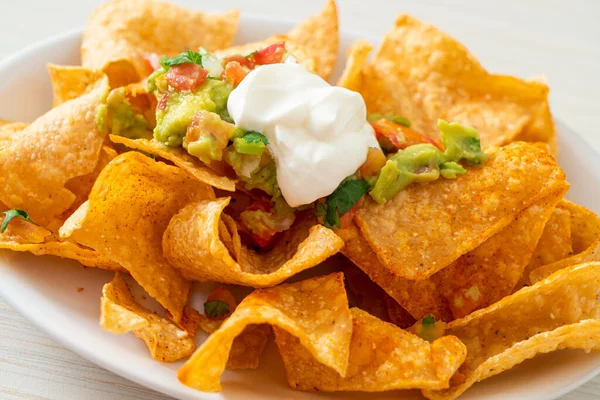 Meksika nachos tortilla cipsi jalapeno, guacamole, domates sosu ve sos.