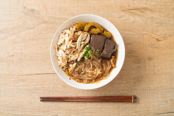 Kahverengi Çorba Kasesinde haşlanmış Tavuk Eriştesi - Asya usulü