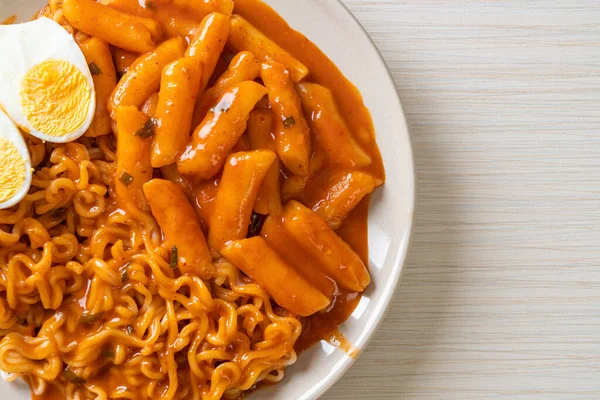 Rabokki Ramen Atau Mie Instan Korea Dan Tteokbokki Dengan Saus — Stok Foto