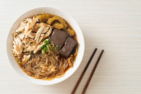 Kahverengi Çorba Kasesinde haşlanmış Tavuk Eriştesi - Asya usulü