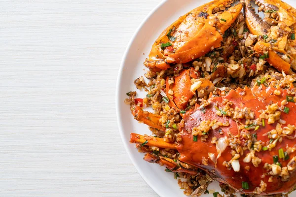 Baharatlı Tuz ve Biberli Kızarmış Yengeç - Deniz ürünleri tarzı