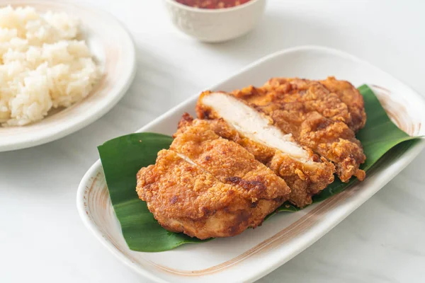 Yapışkan pirinç ve baharatlı tatlı soslu kızarmış tavuk.