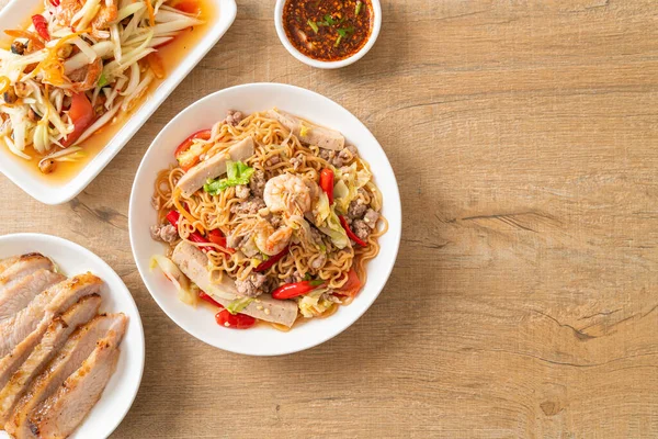 Asya usulü baharatlı erişte salatası, Tayland usulü.