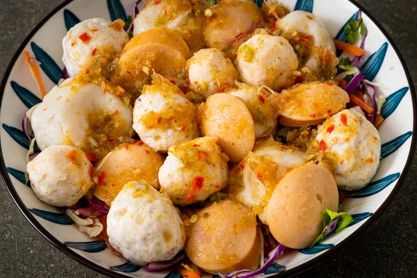 Köfte ve baharatlı salata. Sağlıklı yemek tarzı.