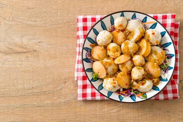 Köfte ve baharatlı salata. Sağlıklı yemek tarzı.