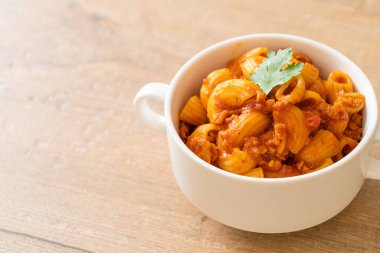 Domates soslu makarna ve kıymalı domuz eti, Amerikan usulü pirzola, Amerikan usulü gulaş.