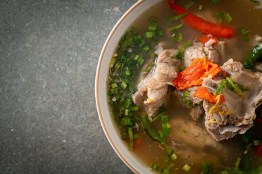 Baharatlı Doğranmış Domuz Kemiği Çorbası veya Baharatlı Leng Çorbası - Asya usulü